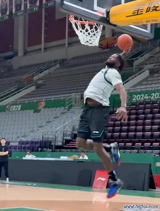 辽篮三连冠！威尔斯无可阻挡，奥利弗大放异彩