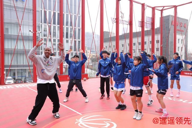 马布里指导学员们做赛前热身