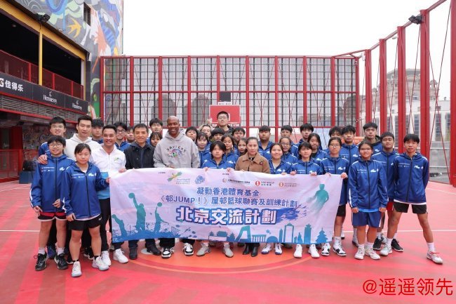 学员们与马布里合影